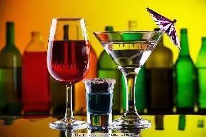 無酒精飲料市場動(dòng)態(tài) 喜力新廣告、怡泉推減糖版，專家警示能量飲料與酒精混合風(fēng)險(xiǎn)